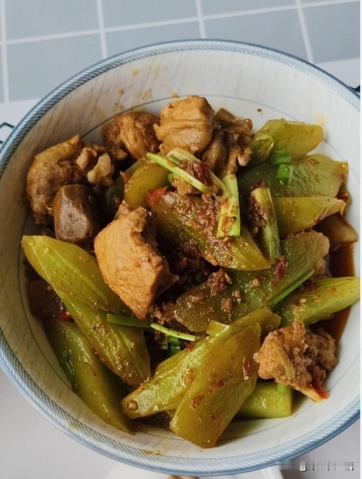 今天的午饭，带着几分凑合的意味。
前几天炖的排骨拿出来回锅，加了豆瓣酱等调料，再