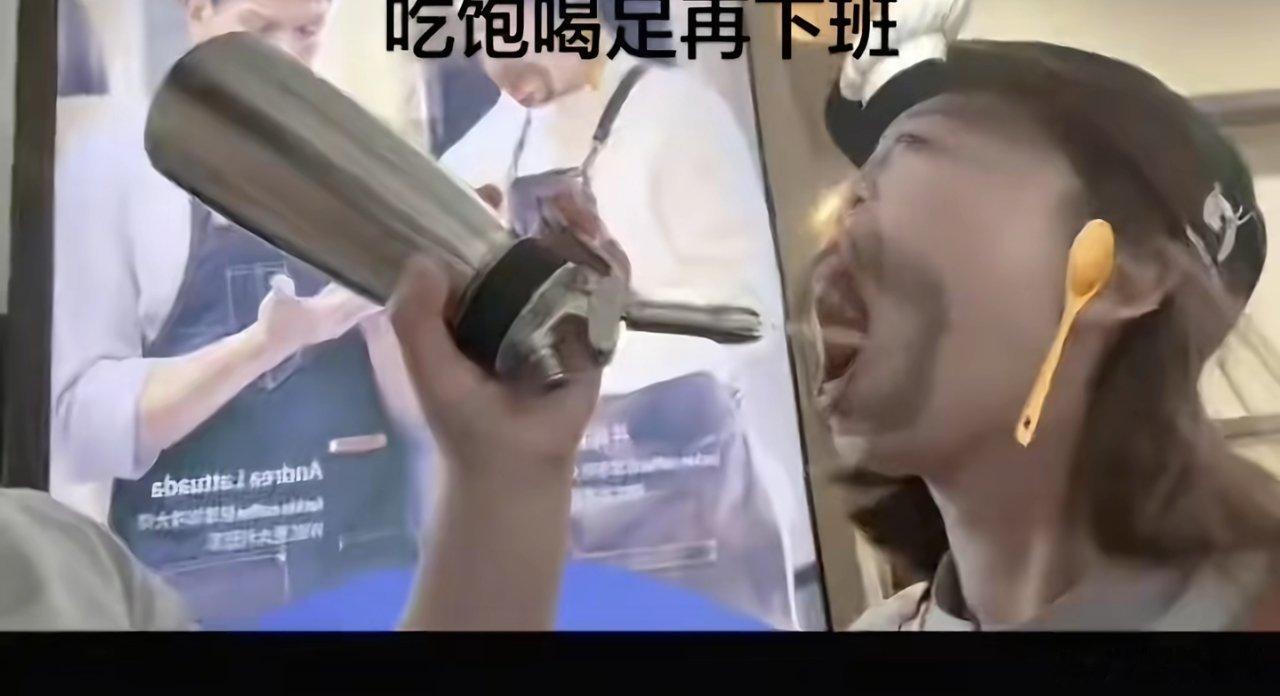 王者君啊瑞幸员工对嘴喷奶油 工牌号也发出来了，说自己是五年的老员工，之前是兼职，