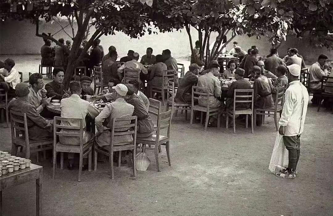 1944年，延安。伟人招待美军观察组（迪克西使团）的宴席。不开饭时碗...