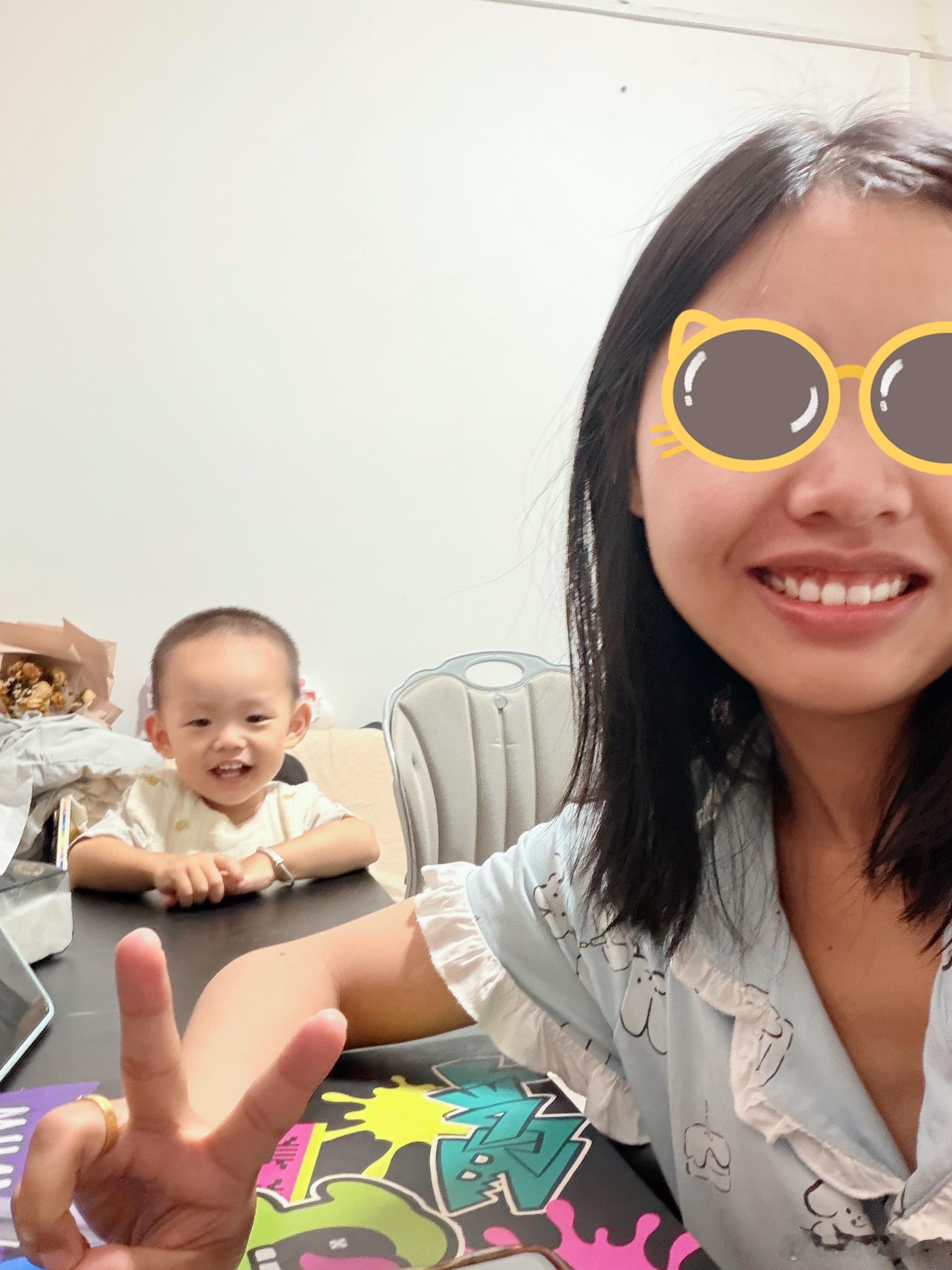 早上下雨，不能出去溜达了～就下楼买了个早餐就返回家里了……臭宝今天也退烧了，开心