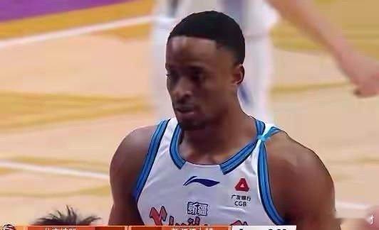 新疆队溃不成军在刘炜的带领下，新疆队溃不成军。球迷期待的哈里斯来了，实话实说，哈