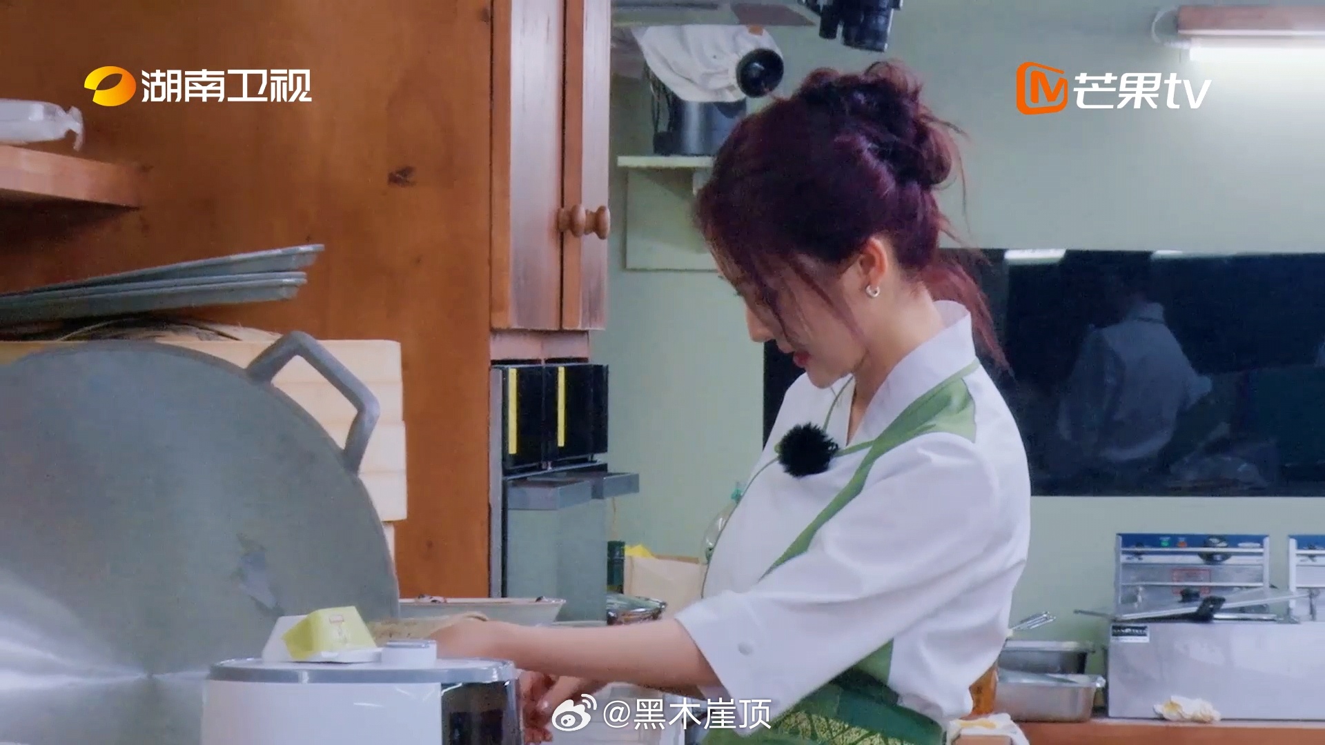 靳梦佳中餐厅熊猫糕卖疯了靳梦佳开心的发出鹅叫靳梦佳在中餐厅做的熊猫糕卖疯了，光是