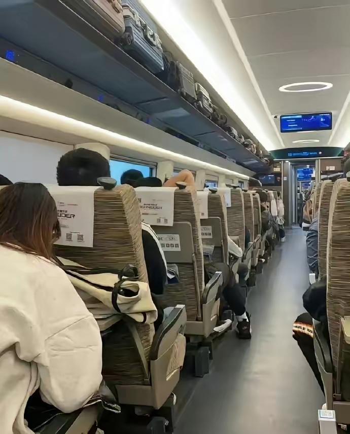 今天坐高铁去成都办事，饭点时邻座小伙的举动让我这个50岁的人着实吃了一惊。
 