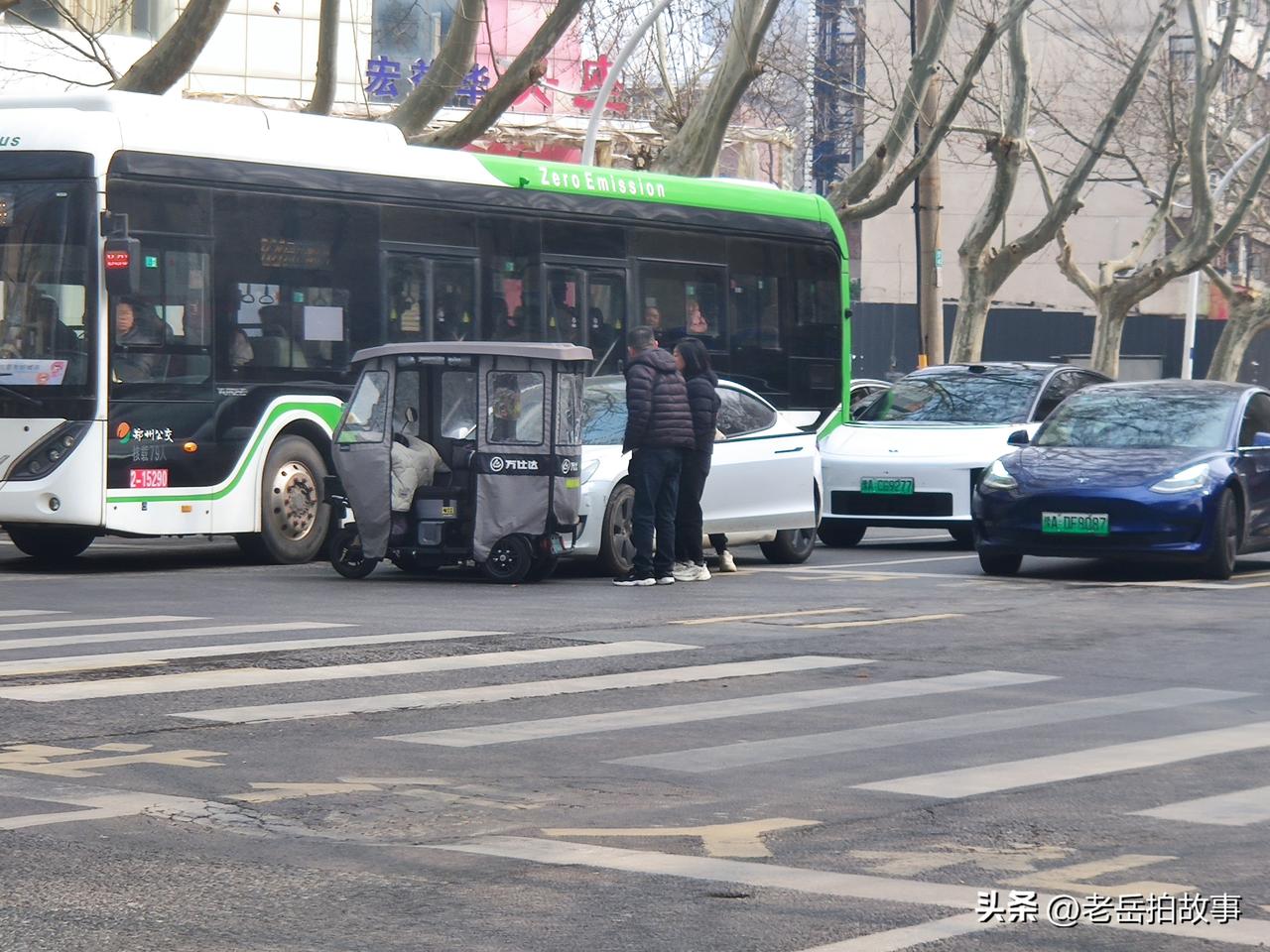 刚刚骑车途经郑州金水区南阳路优胜南路附近一小区(中亨花园）门口时，看到一辆电动三