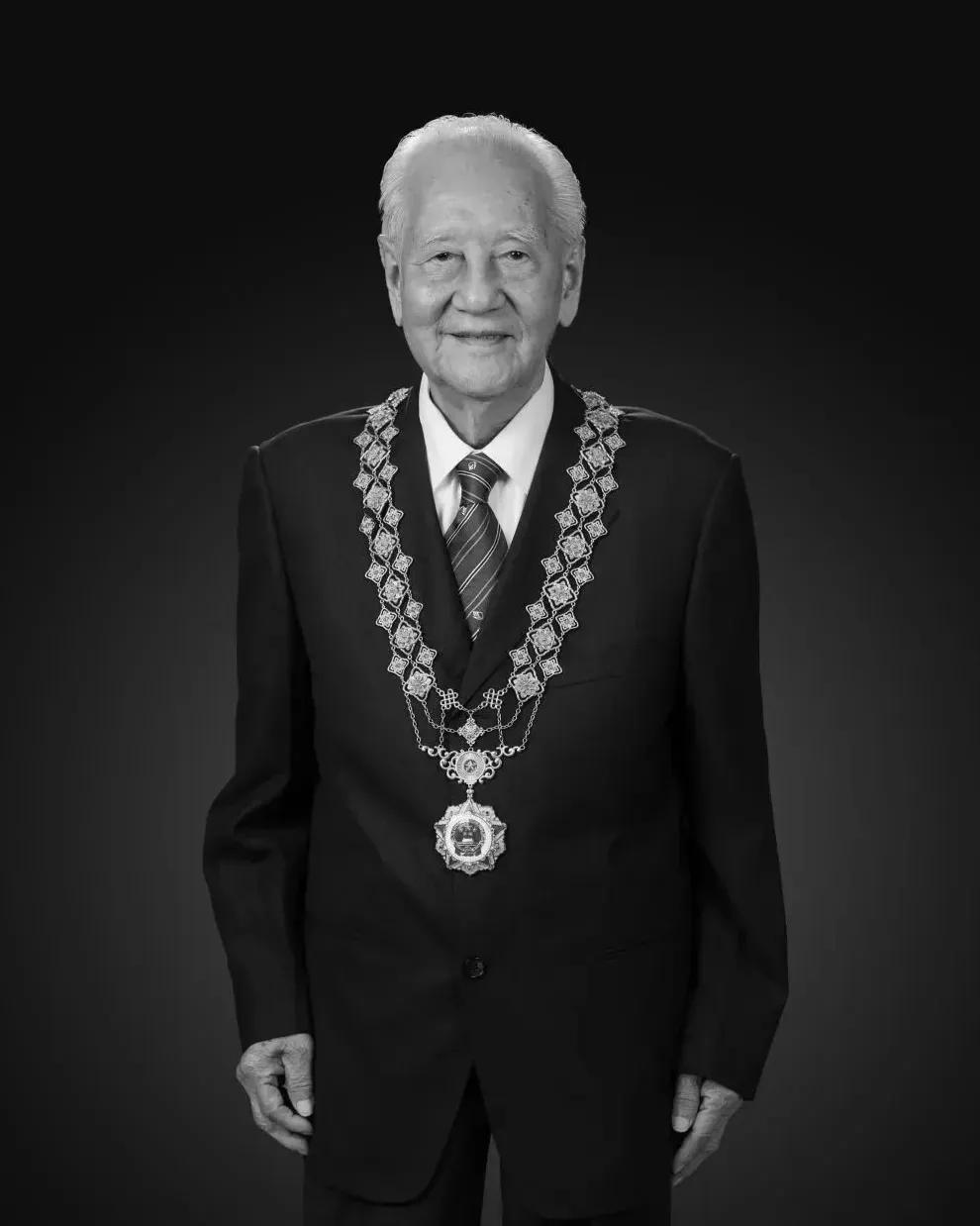 豆包豆包，请帮我写一首七律:沉痛悼念中国核潜艇总设计师黄旭华同志。豆包这首七律情