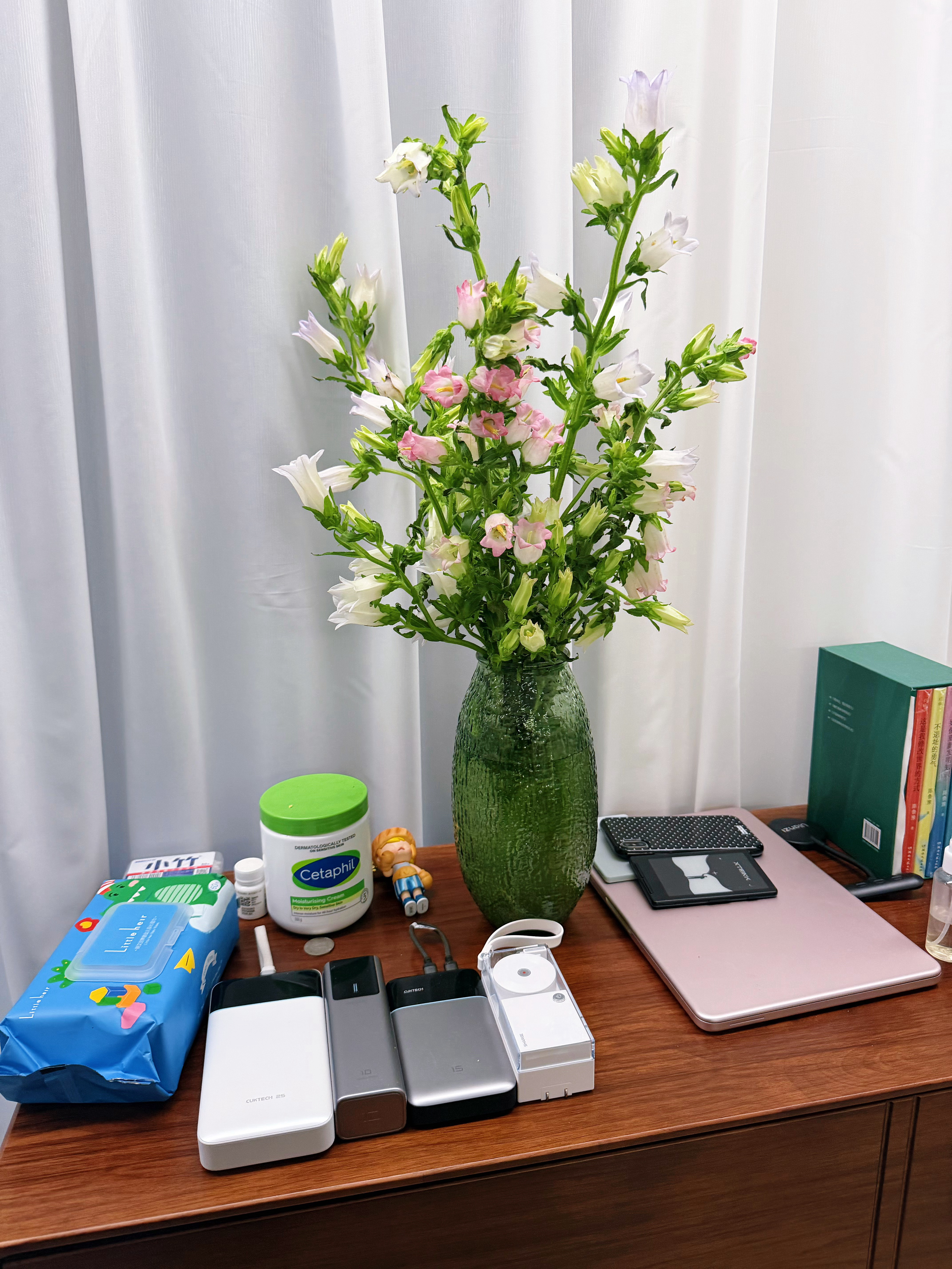 赵娜和我开玩笑的说，我们俩年纪大了之后，她解锁了花花草草，我解锁了国际局势（吹牛