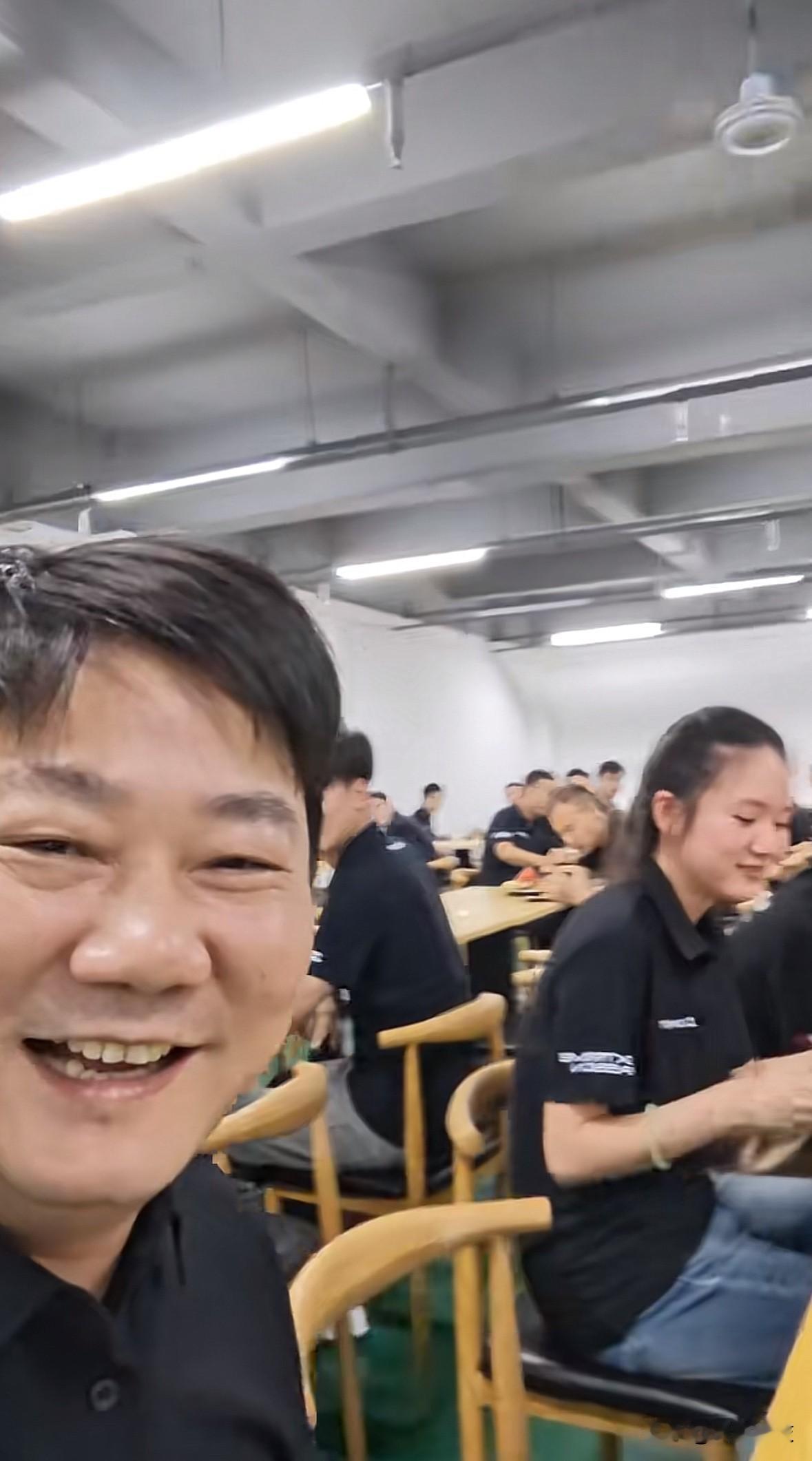 张雪晒食堂员工餐，一人一个大龙虾，网友：张老板自己省吃俭用，对员工却很大方。

