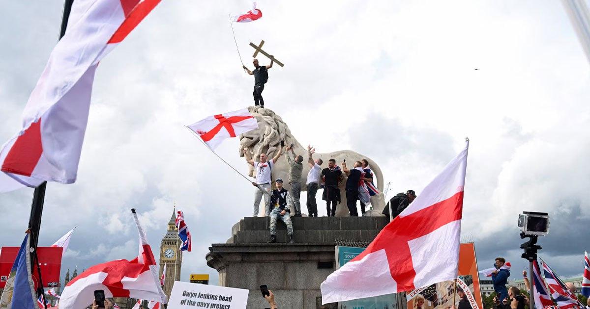 英格兰的民族主义运动最近闹得沸沸扬扬！据法媒24报道，一群自称“爱国者”的人成天