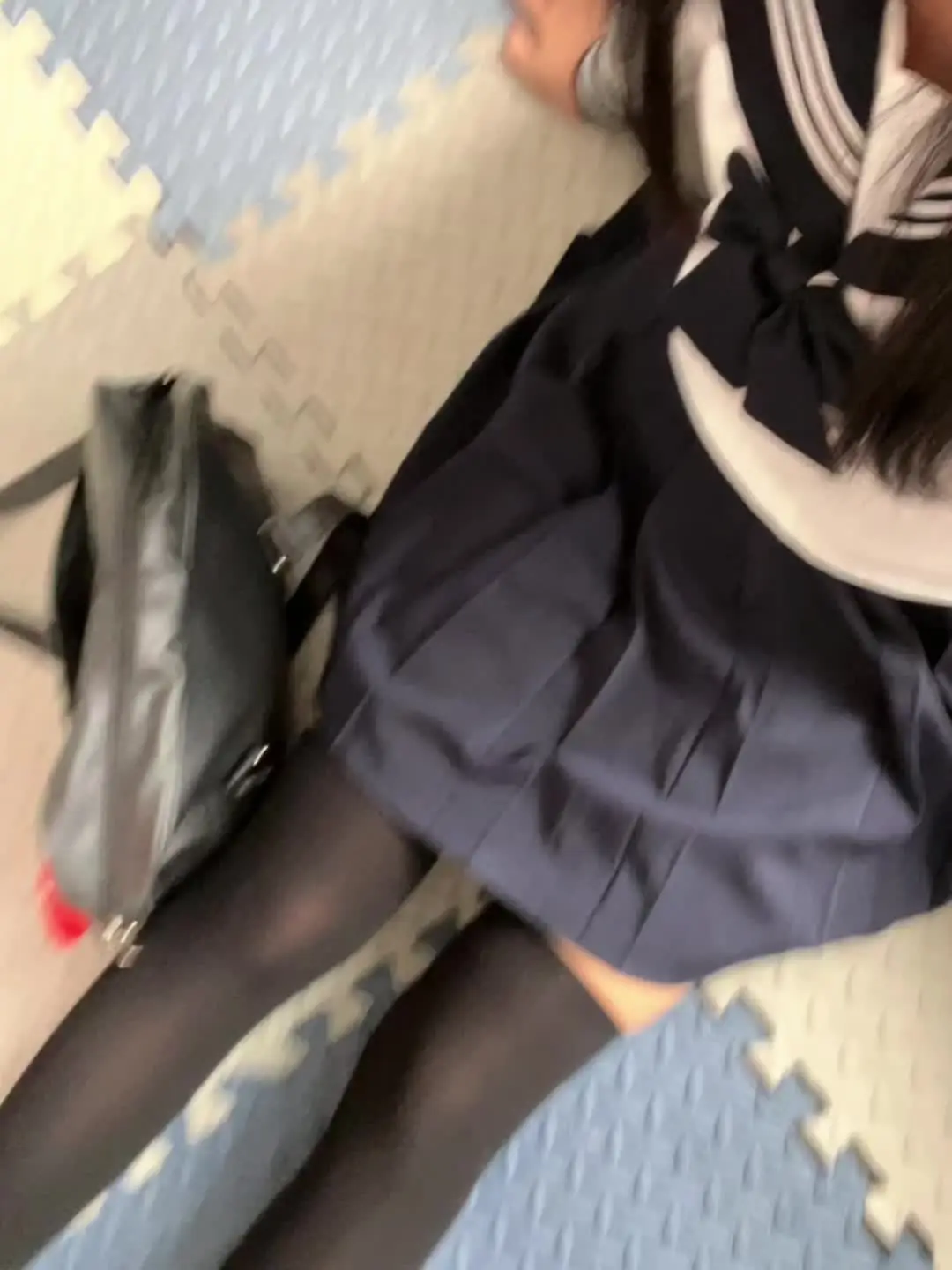 有人捏着你的错不断贬低你 有人知晓你的一切继续爱