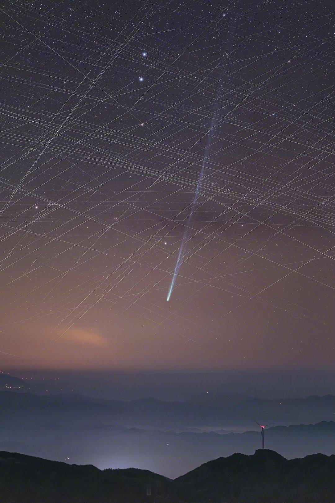 彗星走过亿万年的孤途，抵达地球的这一夜，却撞见了一张人类编织的轨道之网。那些卫星