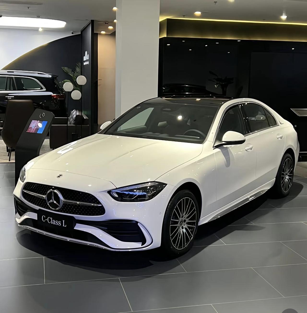 奔驰C260L搭载一台1.5升涡轮增压发动机与48伏轻混系统，这套动力组合在启动