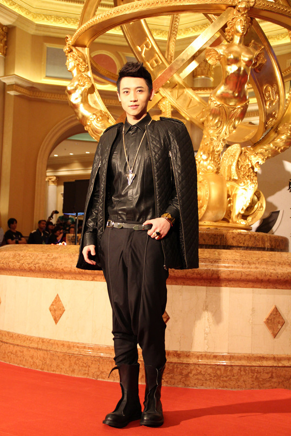 魏晨好帅魏晨尖叫之夜帅出新高度！黑色丝绒西装衬得肩宽腰窄，侧分油头利落显贵，舞台