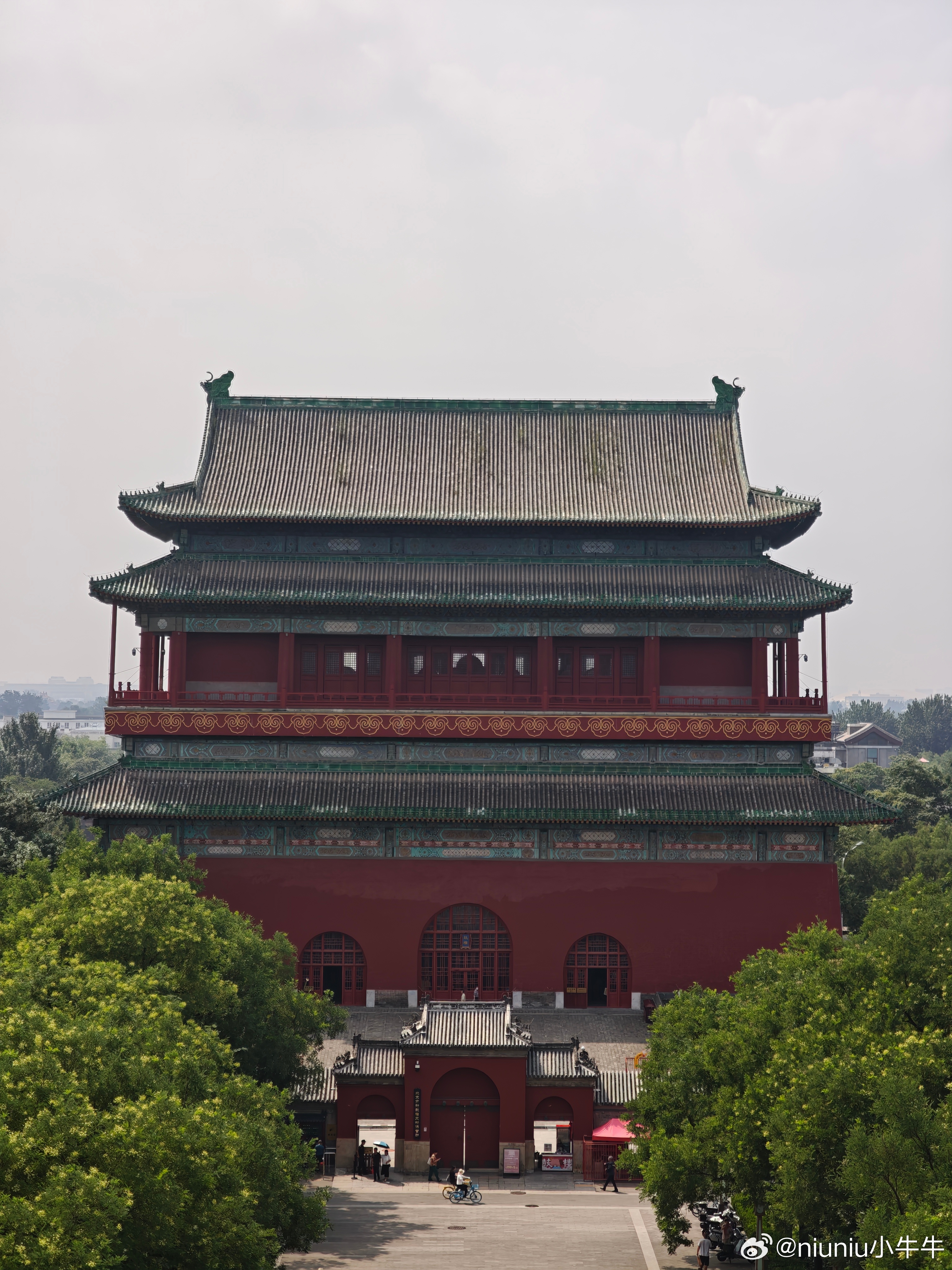 夏日打卡钟鼓楼，庆祝中轴线申遗两周年。红墙古建、钟楼巨鼓，登高望尽老城风光，一砖