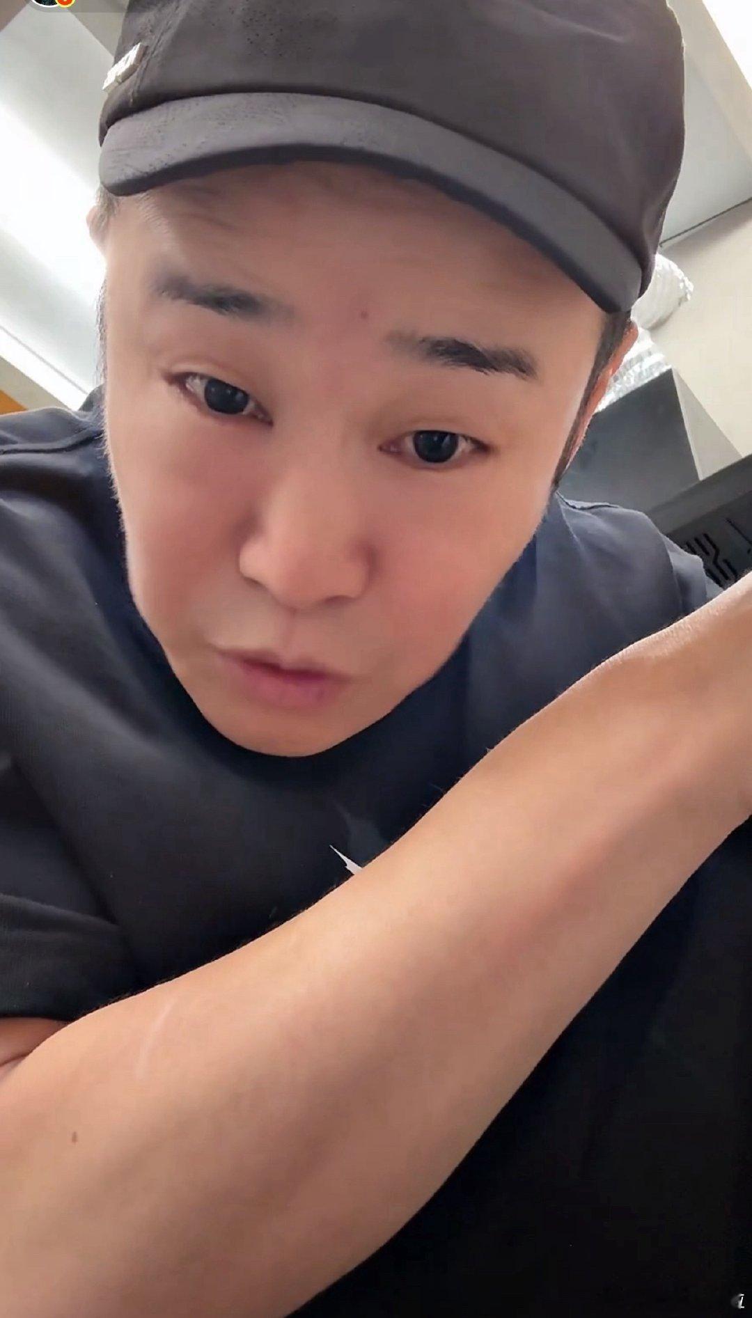 小沈阳肿成蜜蜂小狗了小沈阳直播哈哈哈哈哈哈哈哈哈我保证不笑你阳哥！这眼睛肿的像蜜