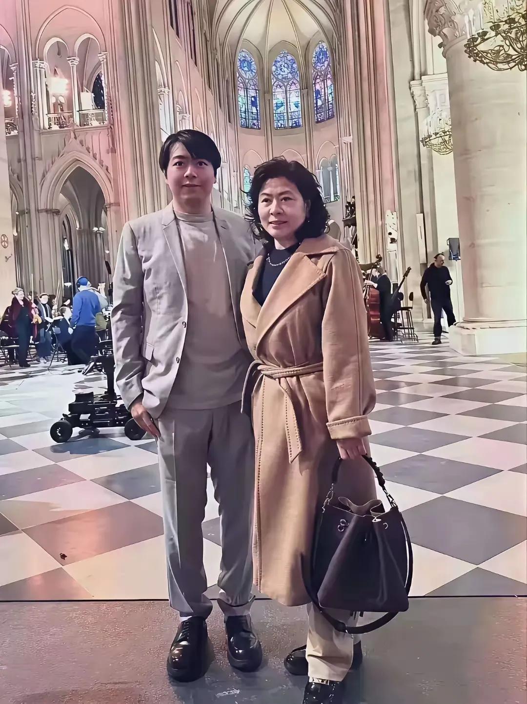 郎朗在维也纳金色大厅和妈妈的合影，我忽然感觉到郎朗的大眼睛像谁了，这眼睛妈妈的遗