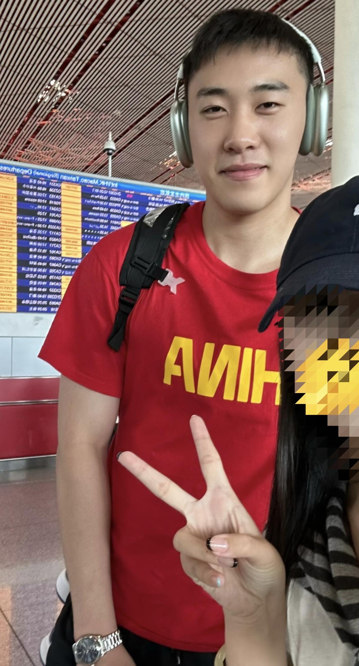 看到王俊杰就喜庆，嘴角还是那么难压[吐舌]阳光帅气的大男孩，终于学成归来。高大的