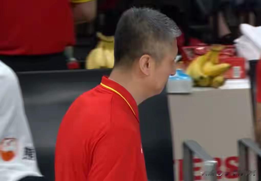 92比73，中国男篮在沈阳主场不敌日本队，如此大比分的落败，不能不说是让人大失所
