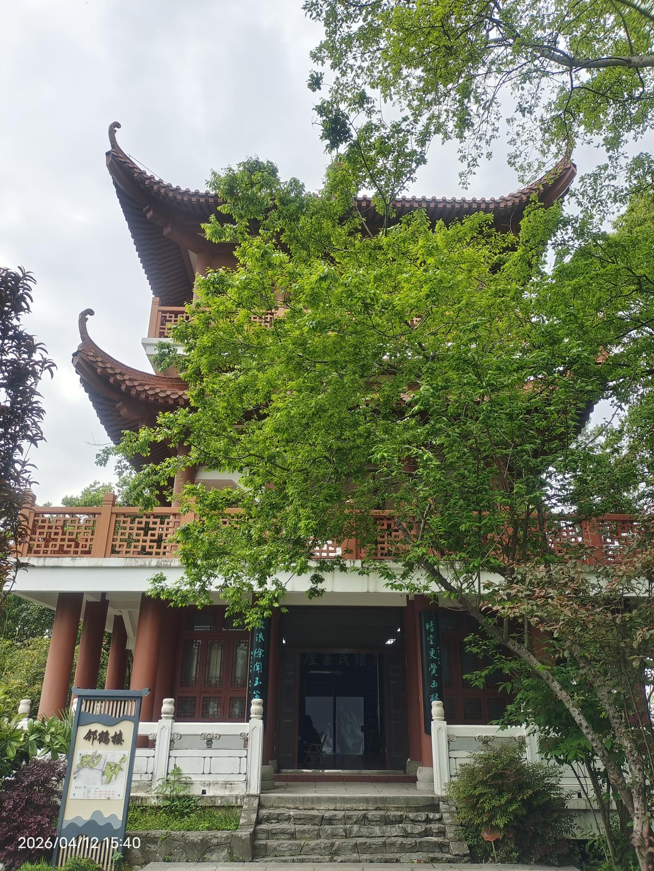 武昌区黄鹤楼，青山区邻鹤楼，都在长江南岸，都有悠久的历史渊源，万能的大数据友友，