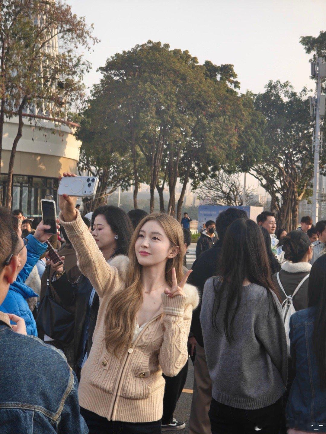 昨天在小鹏p7+的活动上随手拍的一个小姐姐我觉得她看起来还不错欧尼茜茜小鹏p7+