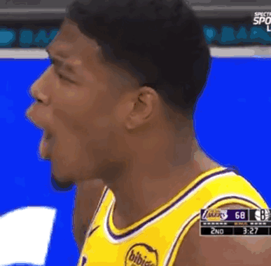 八村有点兴奋，不就一个抢断么！关键是巴蒂运球时把自己的脚踝终结了，起来还要打架。