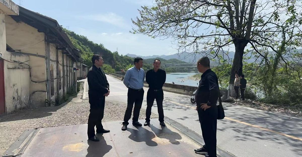 全力整治公路接道口安全隐患，筑牢道路交通安全防线
              —