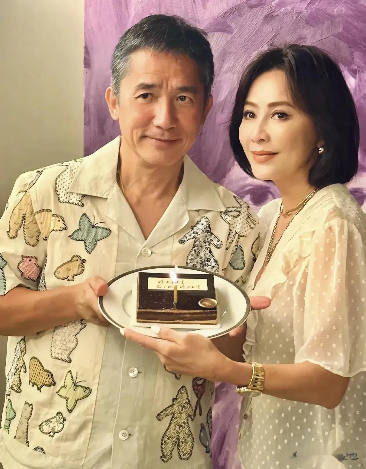 梁朝伟应该算男星优雅老去的最佳典范吧！作为万千少女的偶像以及华人世界里最有名的男