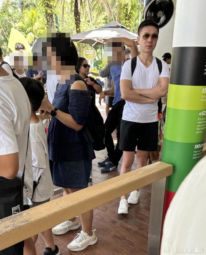 #小S老公带孩子出游# 小S老公许雅钧现身新加坡被路人偶遇，身边却出现神秘女子，