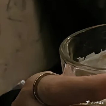 中年之后，不再急着改造身边人。年轻的时候，总想改变伴侣，纠正家人，觉得只要好好沟