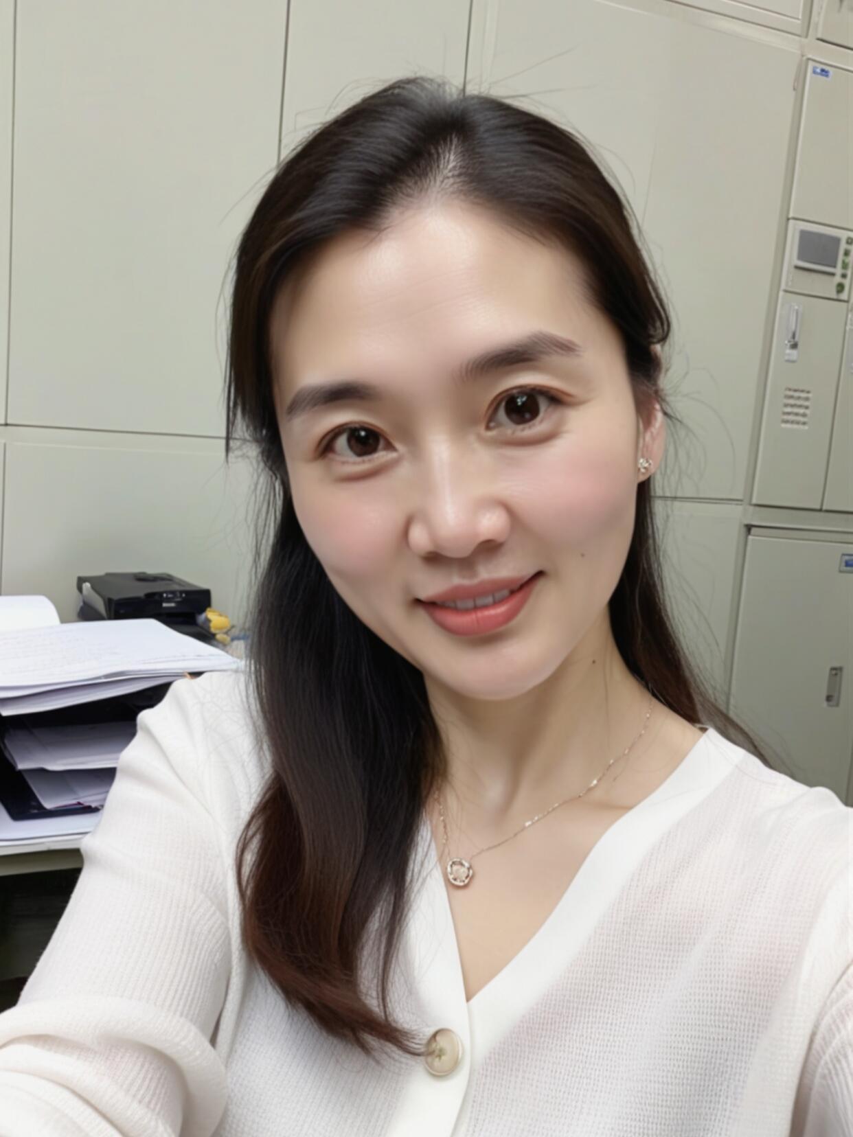 今天碰到一个很久不见的闺蜜，
打扮的漂漂亮亮，像个年轻小姑娘一样。
一看看我自己