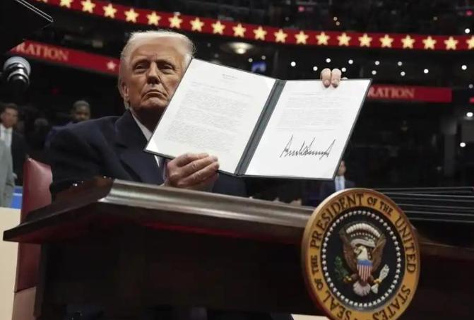 白宫最近抛出了一份只有33页的新国家安全战略文件
它篇幅不算长却像一根针一样扎进