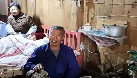 2006年，浙江一小伙因车祸永久丧失了自主呼吸功能，父母多年来捏皮球5000万次
