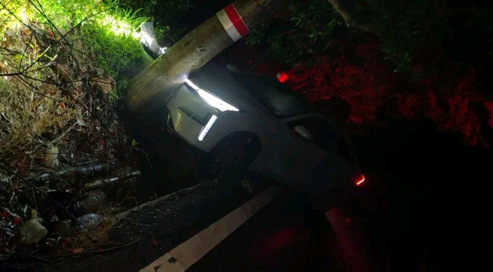 哈啰顺风车司机收到“封禁账号”短信，分心撞树上订单中止，跨省乘客被扣152.9元