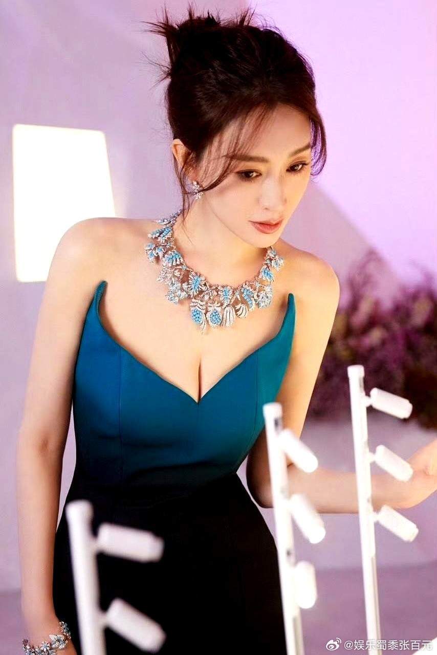 谁能看出来李小冉已经50岁了？这皮肤、这状态，说三十岁都有人信！白皙透亮，气质温