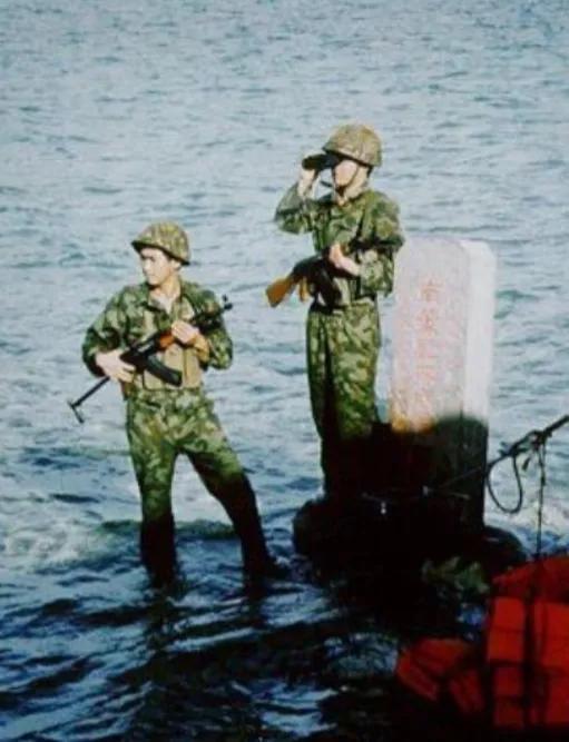 1990年，我国驻南薰礁的11名战士突然失联，后经过核实，有6人没了，5人彻底找