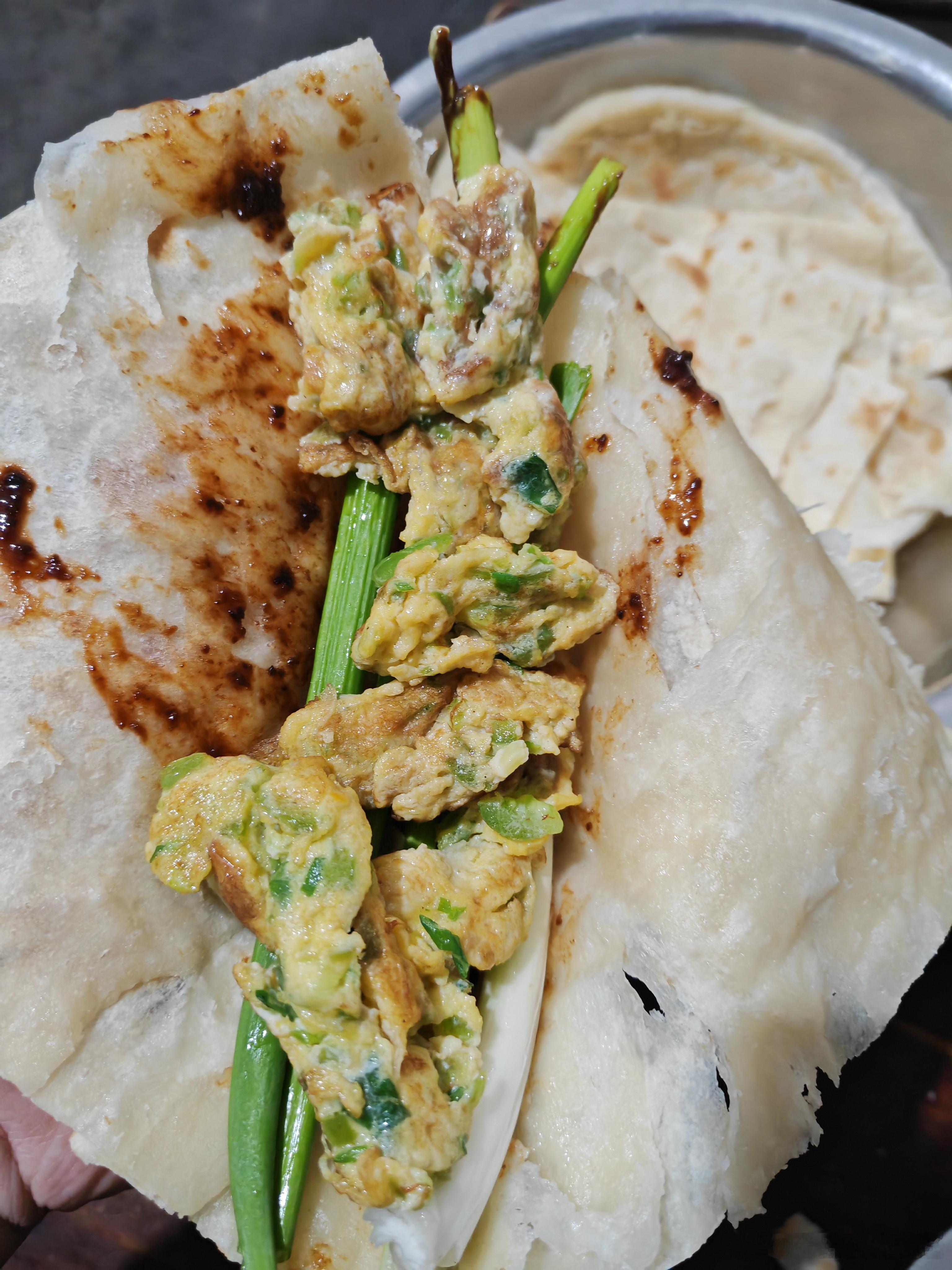 回农村就吃大饼卷葱，卷鸡蛋。 