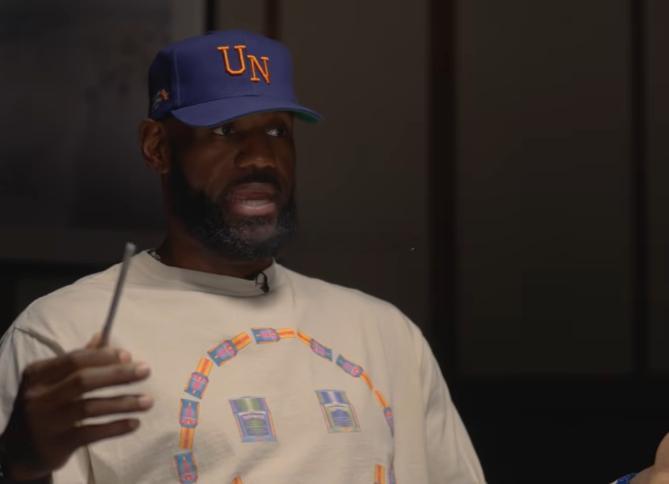 詹姆斯更新了播客《球场大脑》，并在节目中谈到了勇士的交易。詹姆斯说道:“显然，以