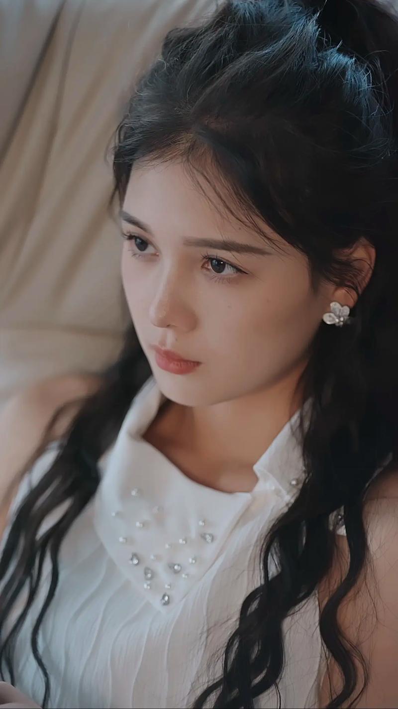 短剧红人“左一”，这下彻底火了！
不是因为她演的剧又爆了，
也不是把助理揍了，而