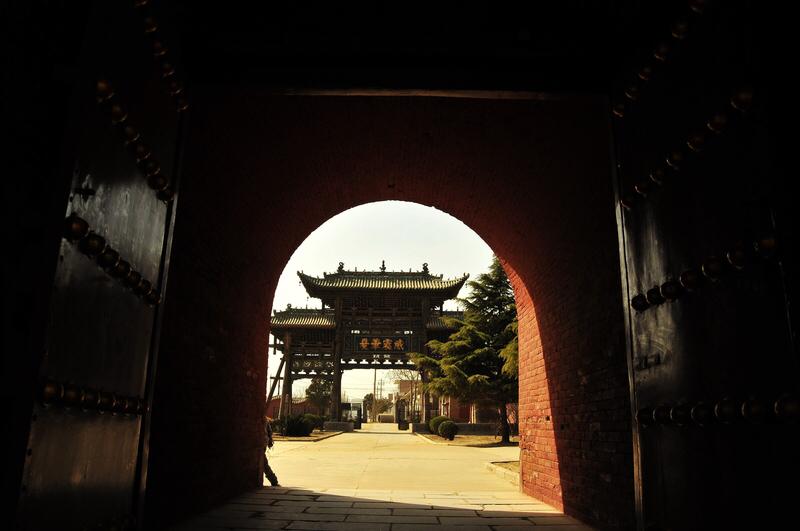 上联：桃园结义，誓同生死匡汉室；
下联：赤壁联吴，智勇双雄破曹军。