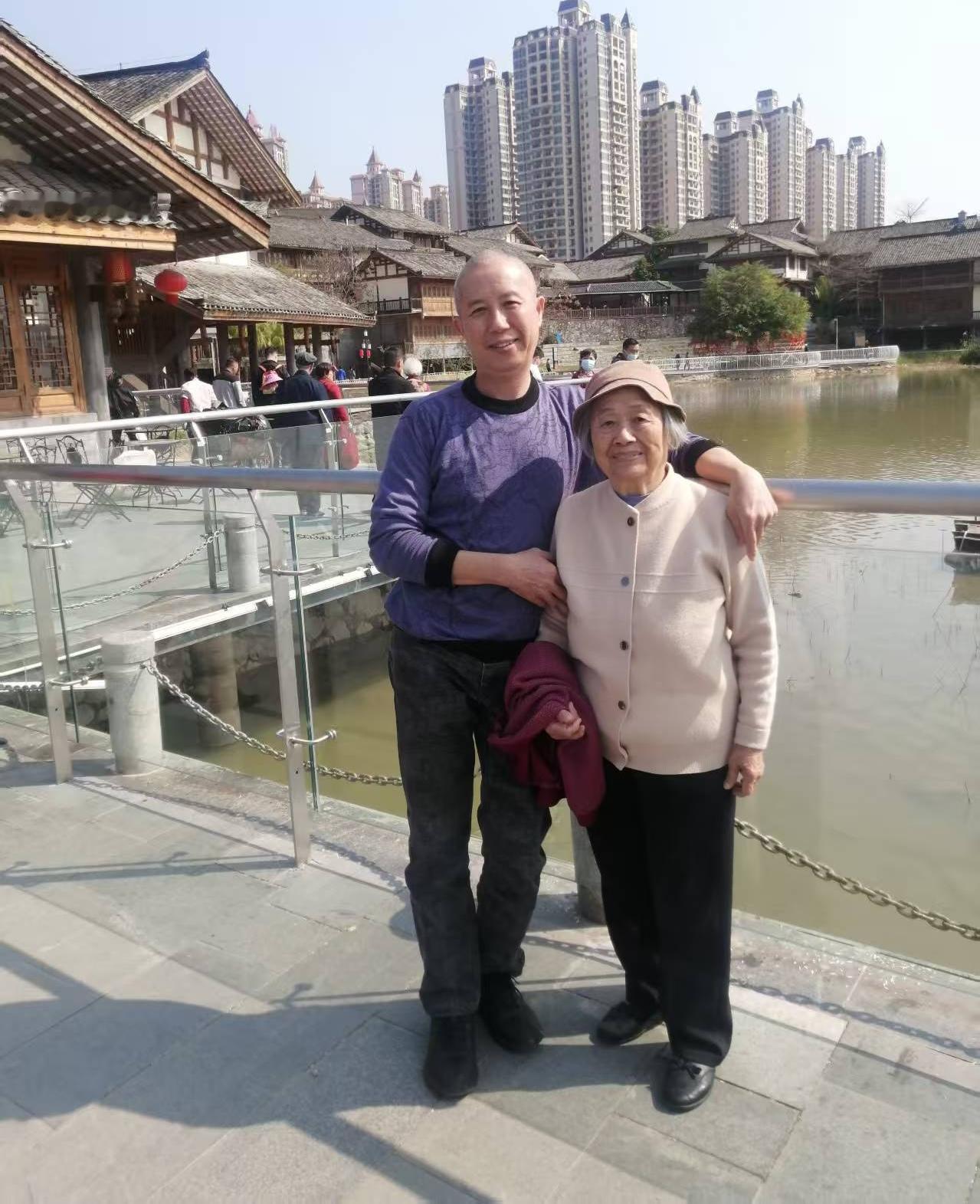 父母亦师亦友
如果你有幸投胎到一个知书达理的家庭，不论你是富贵还是贫穷，人生你已