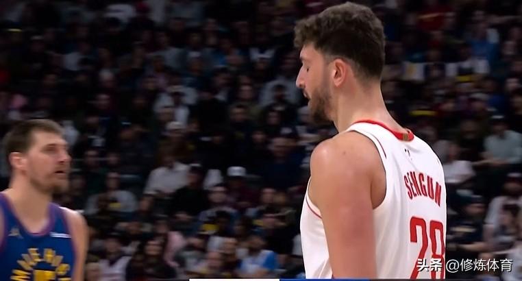 掘金打火箭就跟玩似的！火箭队首发球员的表现，一个比一个离谱：

1，阿门——16