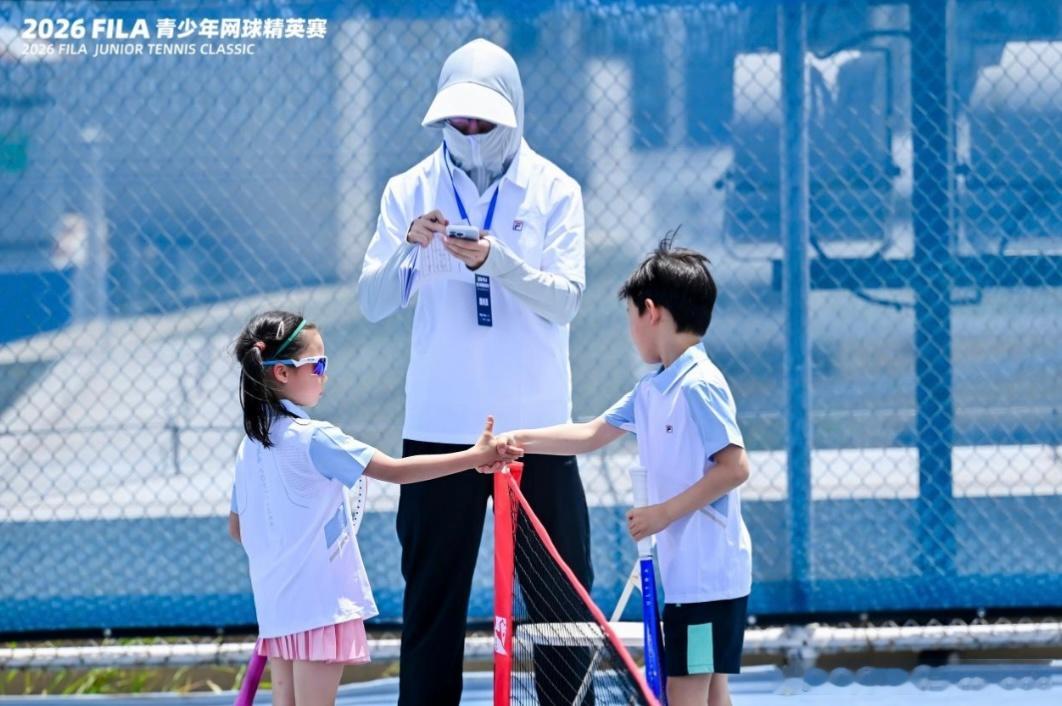 在刚刚过去的这个周末，96位青少年齐聚上海，站上了2026FILA青少年网球精英