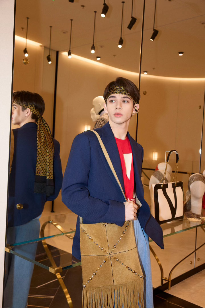 庆怜黄冠亨什么时候认识的黄冠亨惊喜现身庆怜巡演 庆怜生日场，黄冠亨来送祝福。两个