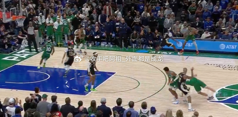 NBA常规赛，独行侠今日主场114-116惜败雄鹿。比赛最后时刻，独行侠在发边线