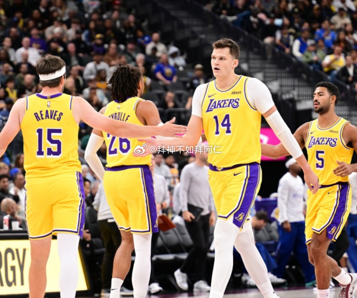 NBA常规赛，湖人主场迎战勇士。赛前，湖人主帅JJ·雷迪克接受了媒体采访，谈到了