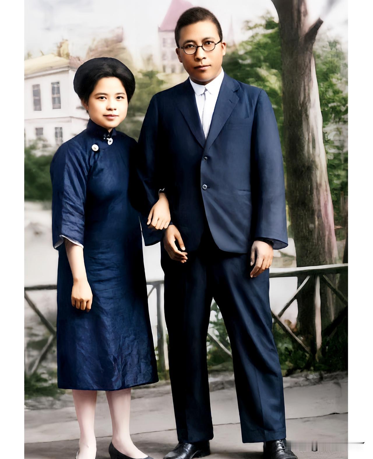 这是当年杨虎城将军和他的夫人谢葆真年轻时的一张合影老照片，这绝非演戏，也并非影视