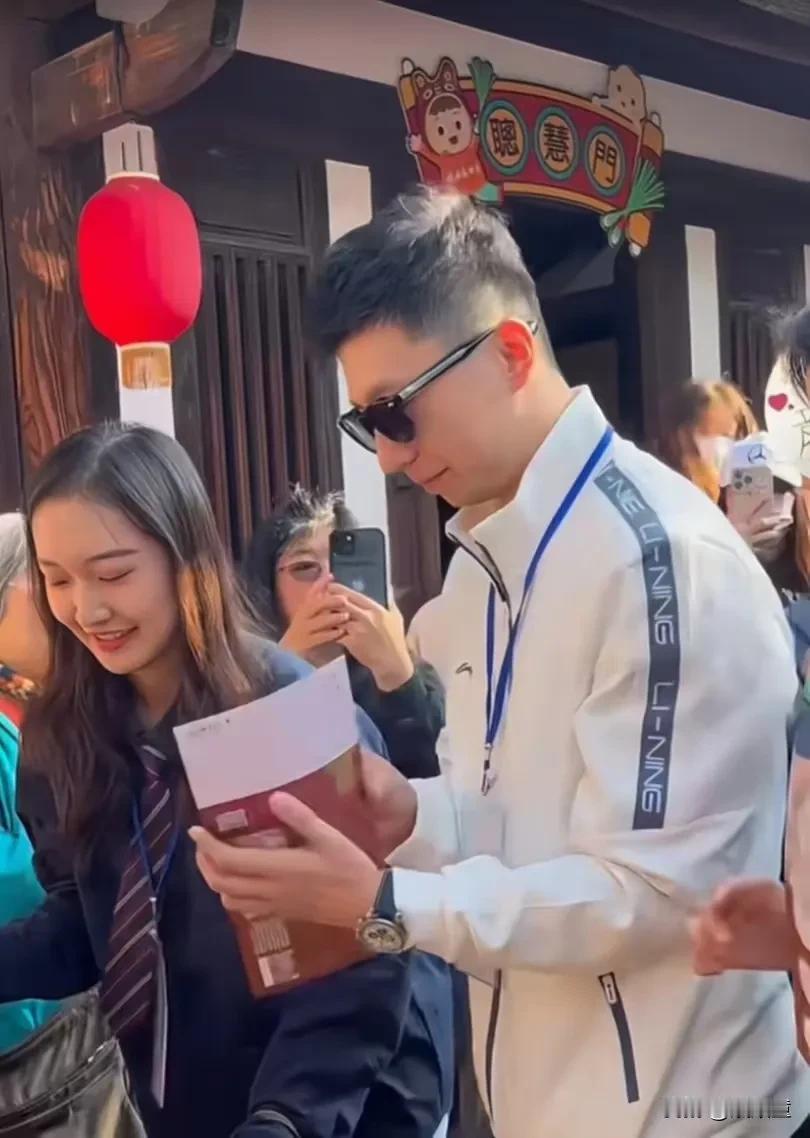 上午交通大学，下午文化大学，访台师生今天到大学的交流跟前两天不一样，经过的地方拉