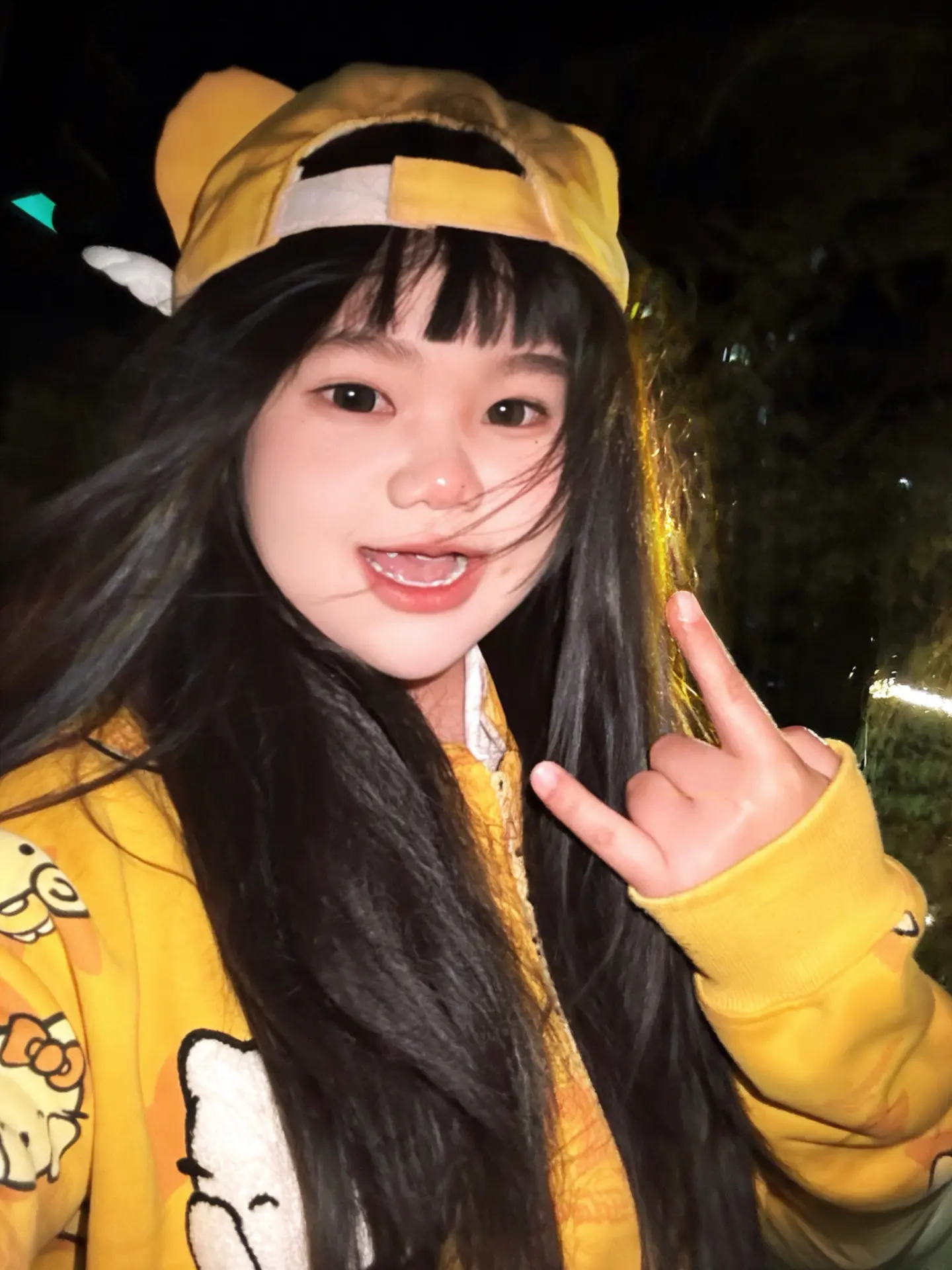 我年少你飘渺 我们在爱的世界里面环绕。