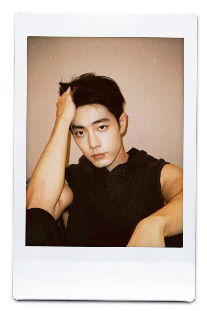 肖战+无解的眼神+无袖＝？ 