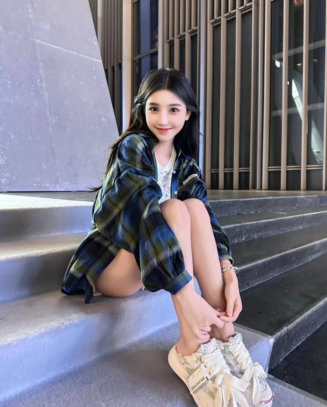 阳光下的少女，青春洋溢的笑容，休闲穿搭，时尚潮流。普通人如何穿搭,才更有气质?