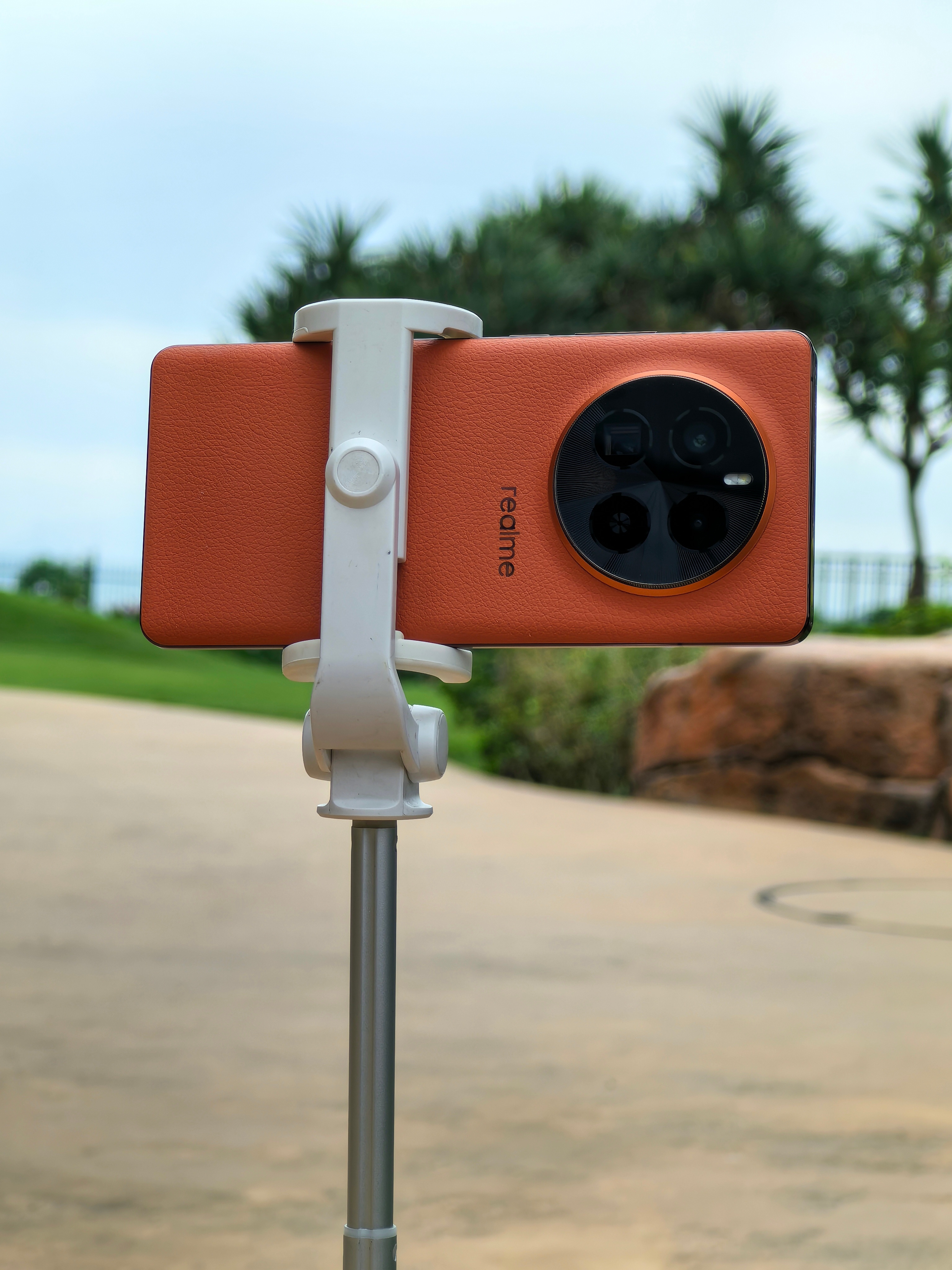 这两天一直带着真我GT5 Pro在外面拍照，其实还有一点我想谈一下，就是Ta的这